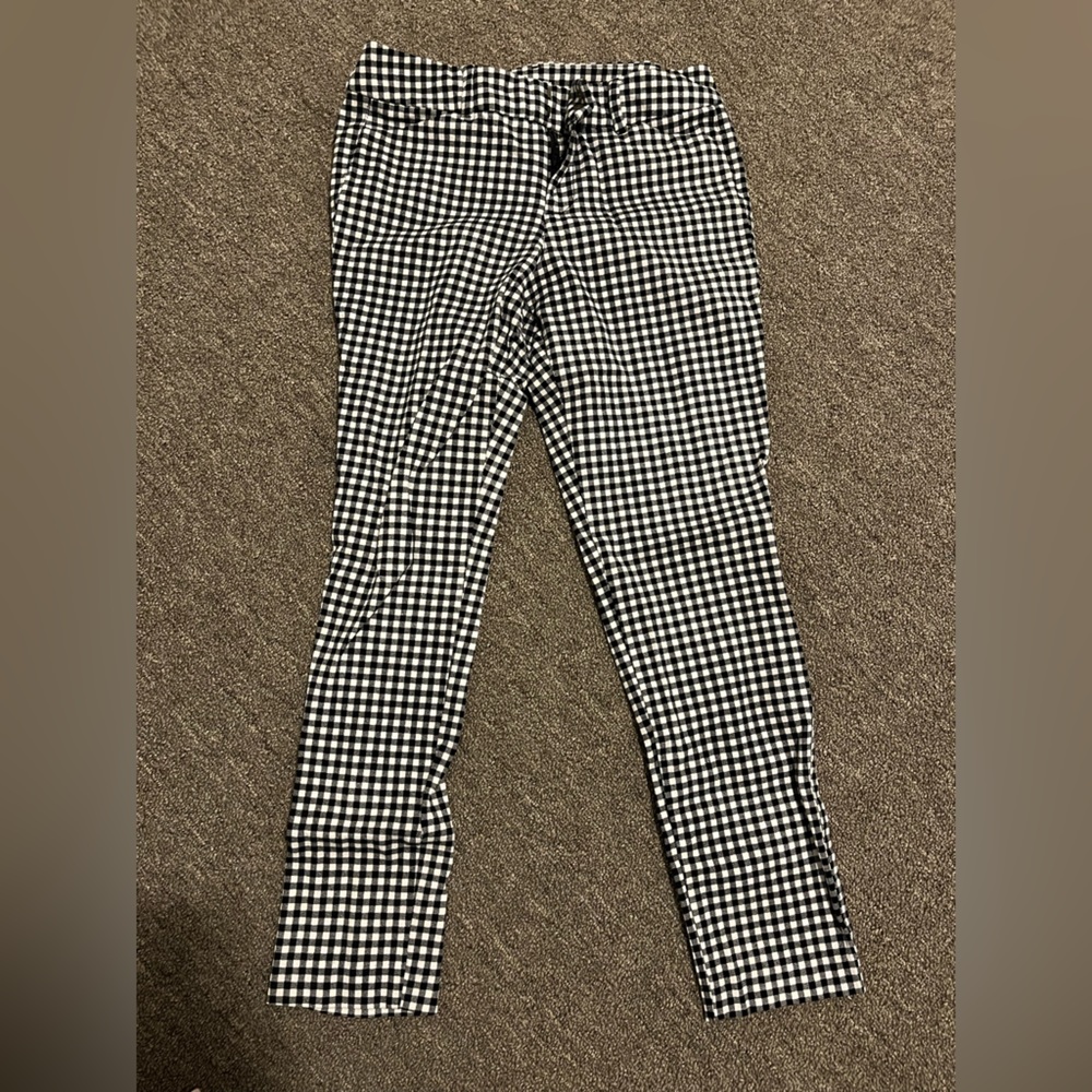 Size 0. Ankle length pixie pants black checkered